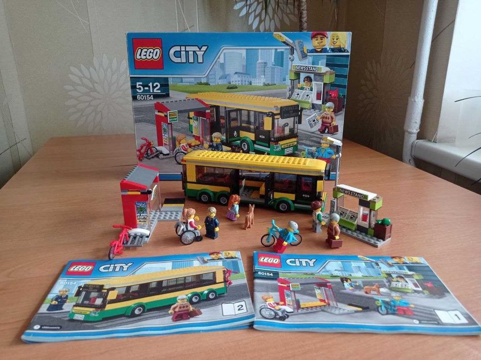 Конструктор LEGO City Автобусна зупинка 337 деталей (60154)