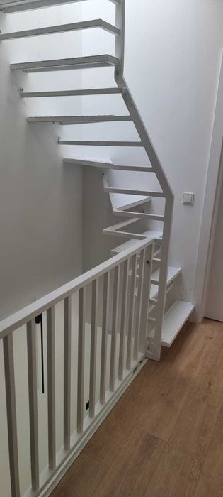 Schody na konstrukcji metalowej