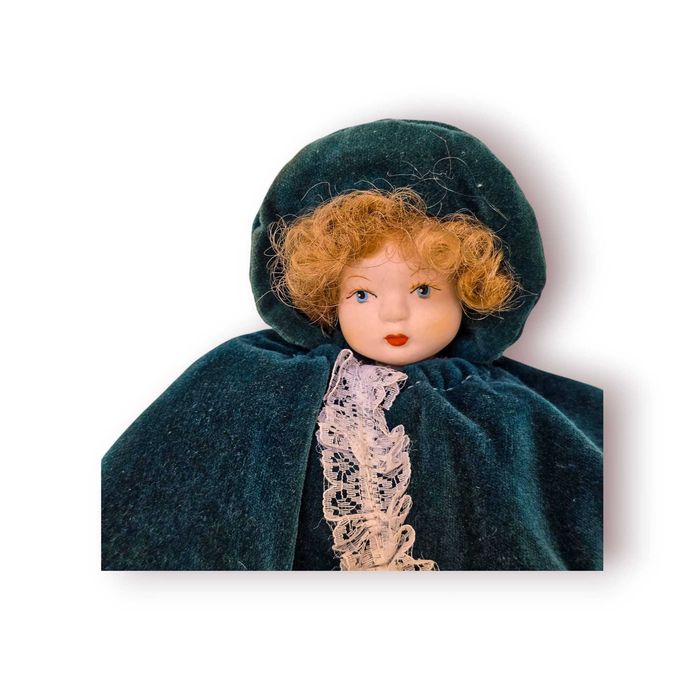 Boneca Decorativa Porcelana com Capa em Veludo Verde – 21 cm