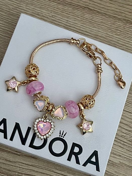 Złota bransoletka z charmsami różowe serce prezent biżuteria glamour