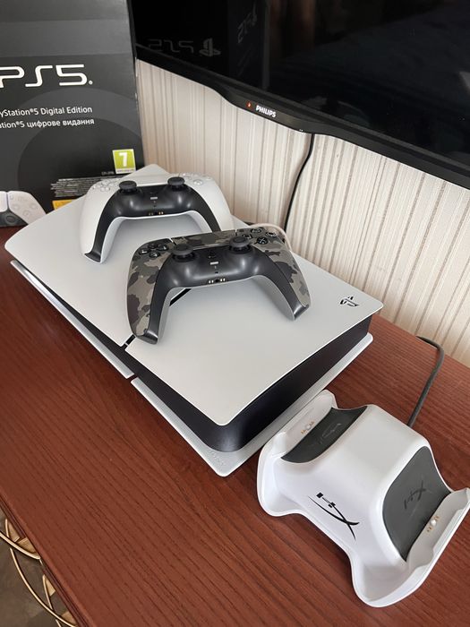 PS5+ станція зарядки та 2 джойстика  1ТБ