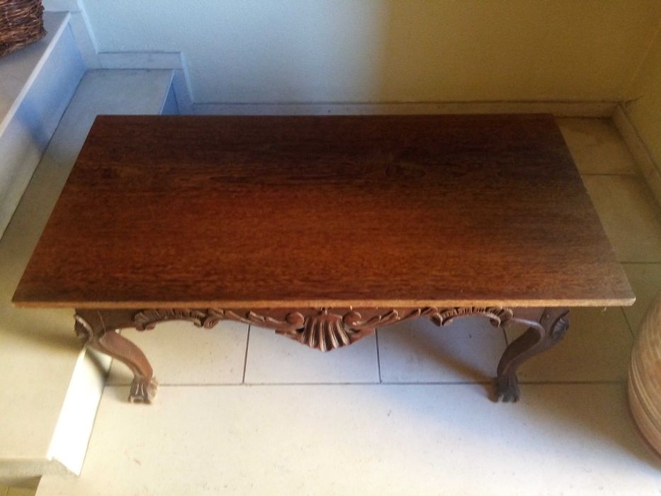 Mesa de centro clássica em madeira