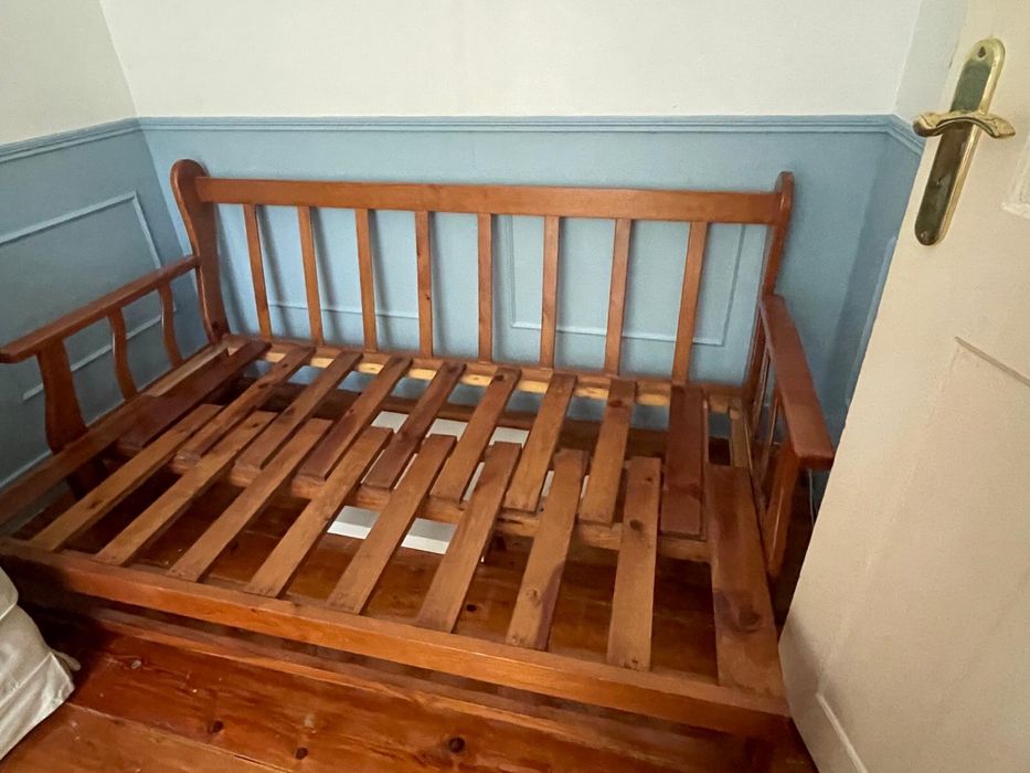 Sofá-Cama Extensível em Madeira Maciça – Prático e Resistente