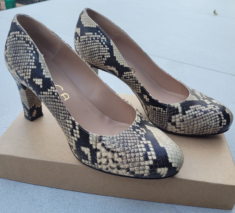 Buty na obcasie UNISA  motyw- skóra węża