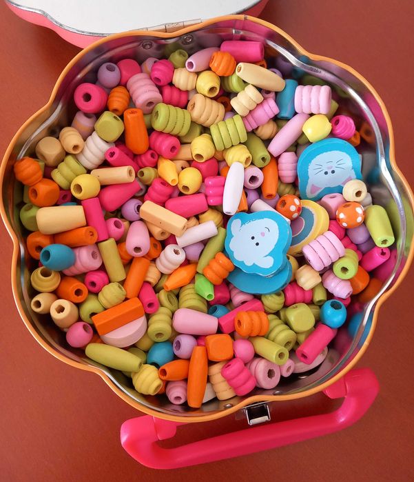 Contas coloridas de madeira
