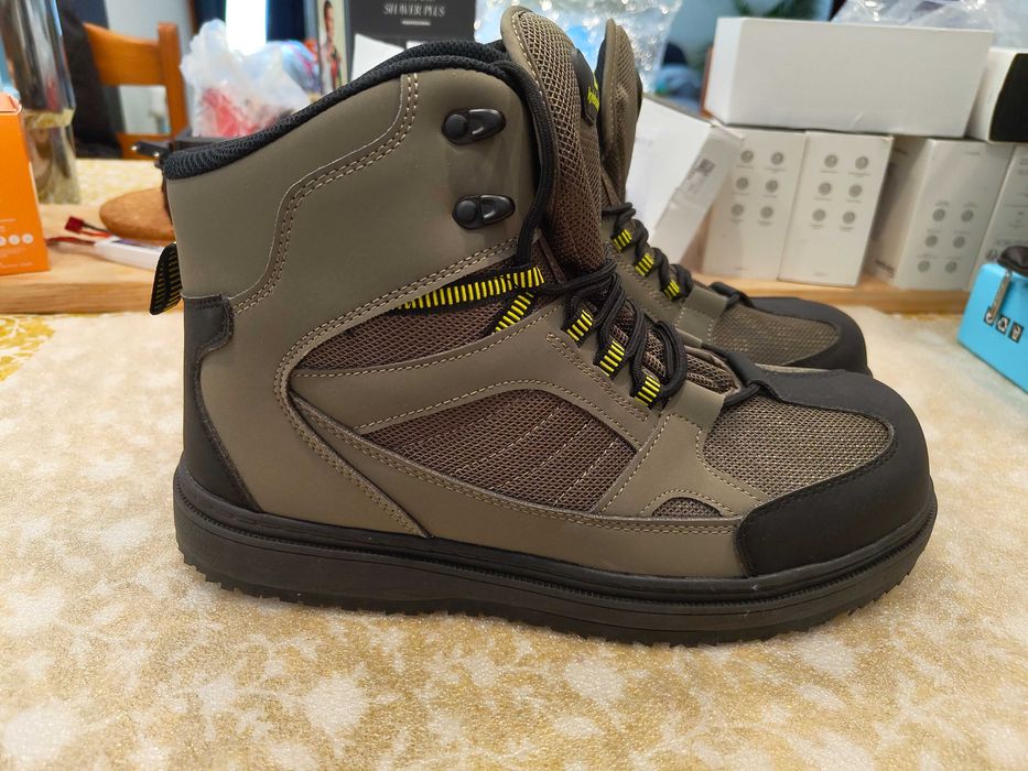 Botas de Pesca Wading com Sola de Borracha – T43 (Novas)