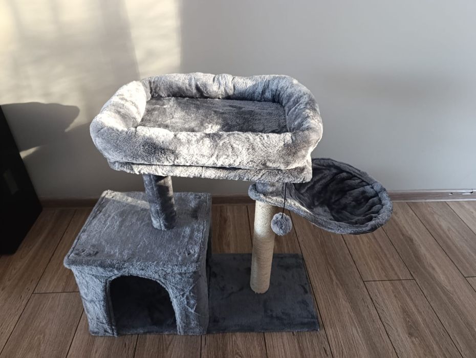 Drapak z domkiem i leżankami – idealny dla kota