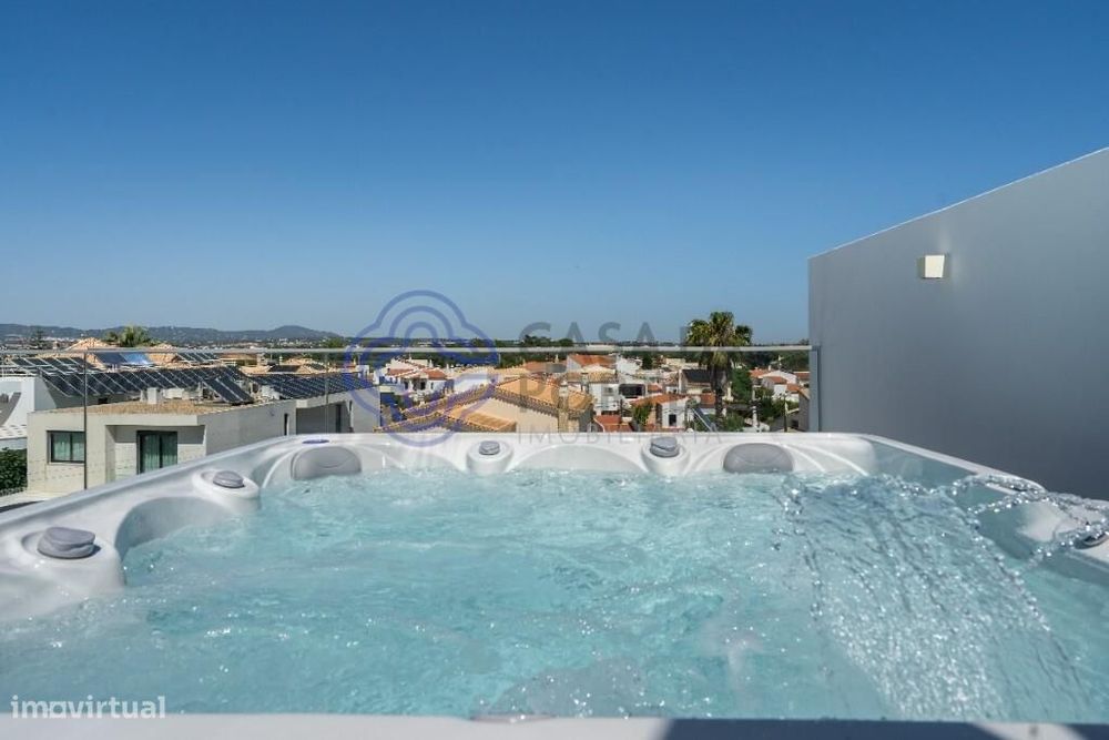 Moradia T3 com piscina, cinema privado e rooftop com jacuzzi nas Gambe