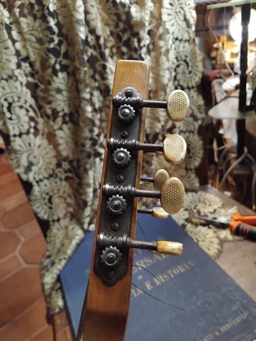 Bandolim  antigo em bom estado