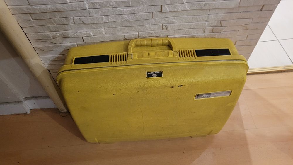 Walizka sztywna Delsey.