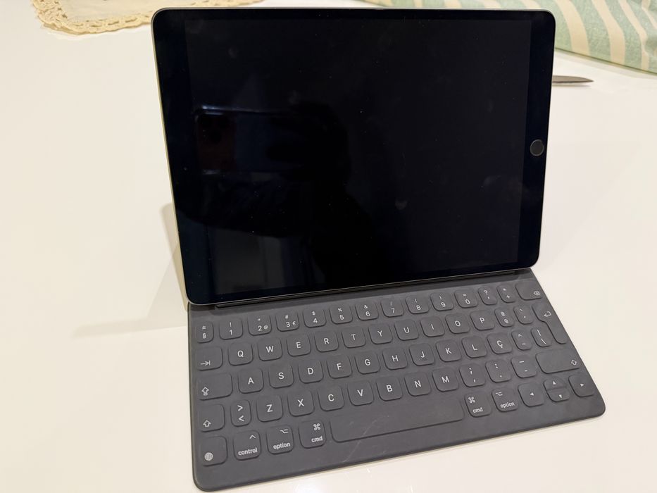 Ipad air 3 geracao cinzento 256gb com teclado