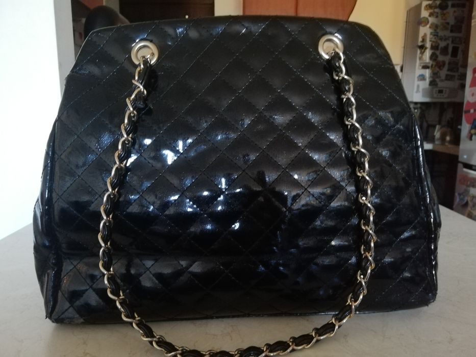 Duża czarna lakierowana torebka