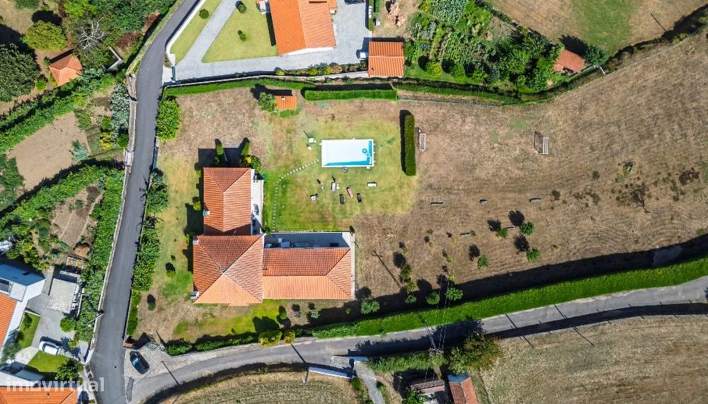 Moradia V8 com piscina para venda em Paredes de Coura
