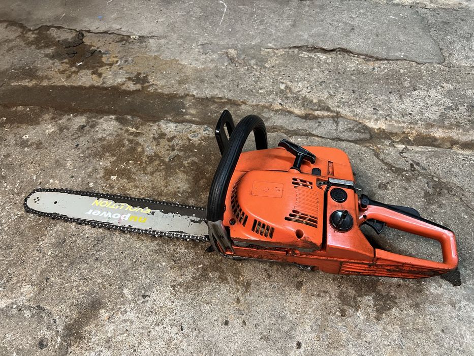 Motoserra a funcionar