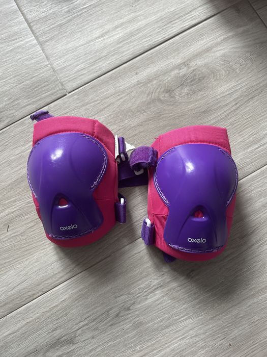 Conjunto de patins, capacete e acessorios de proteção e segurança.