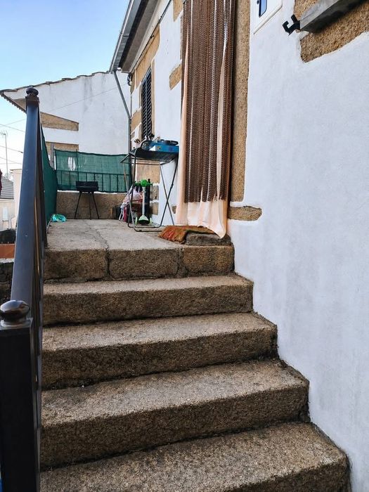 Moradia rústica em pedra no Centro de FOIOS – SABUGAL
