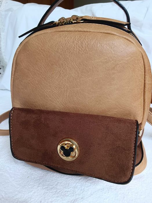 Mochila castanha com fecho