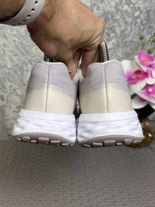 Nike Revolution 6 кроссовки 39 размер беговые бежевые