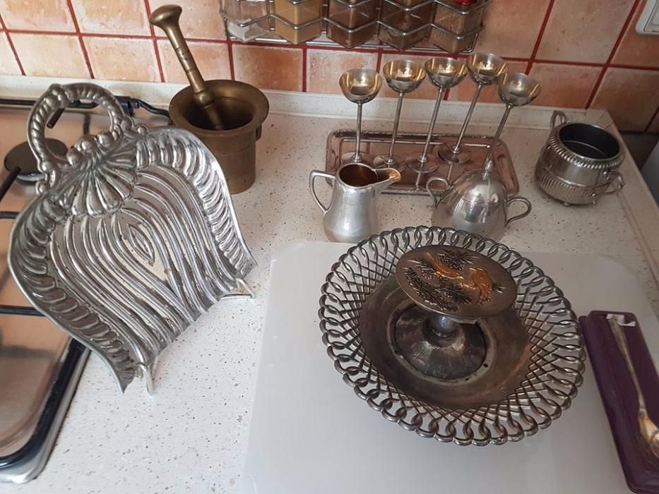 Srebrne dzbanek cukiernica kieliszki itp