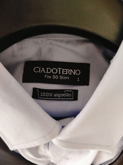 Fato Novo, com etiqueta.