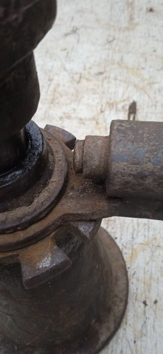 Продам домкрат под ремонт.