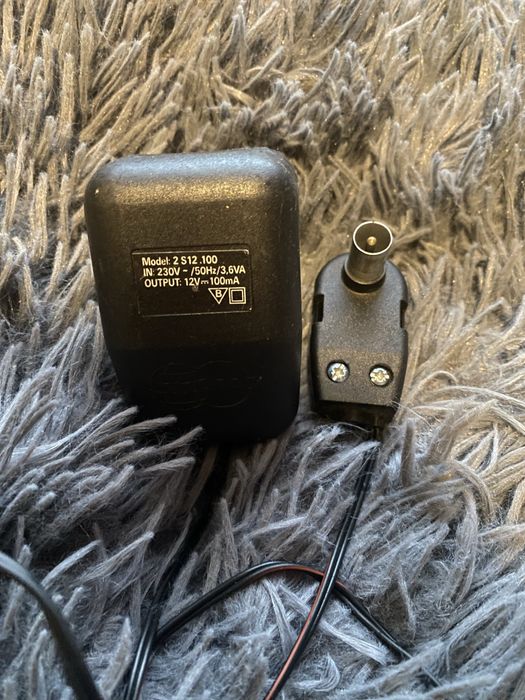 zasilacz sieciowy (adapter AC/DC).