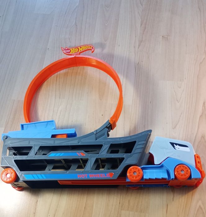 Ciężarówka hot wheels z pętlą