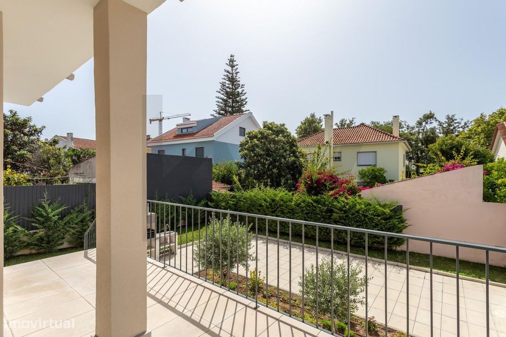 Charmosa Moradia T5 com Jardim Totalmente Remodelada -  Sassoeiros, Ca