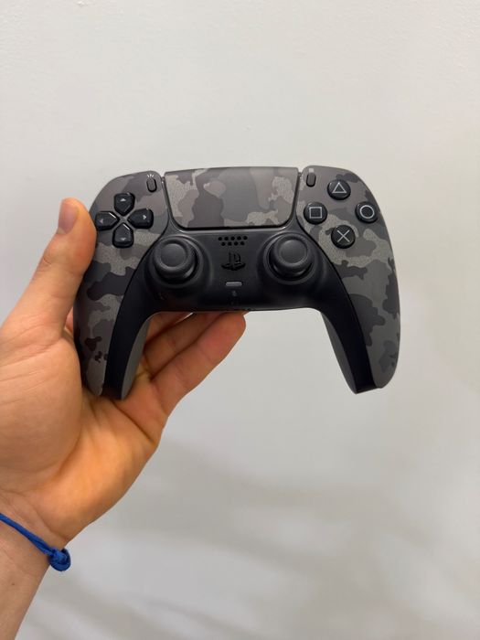 PS5 Slim Digital (1TB) + 2 Comandos - Como Nova