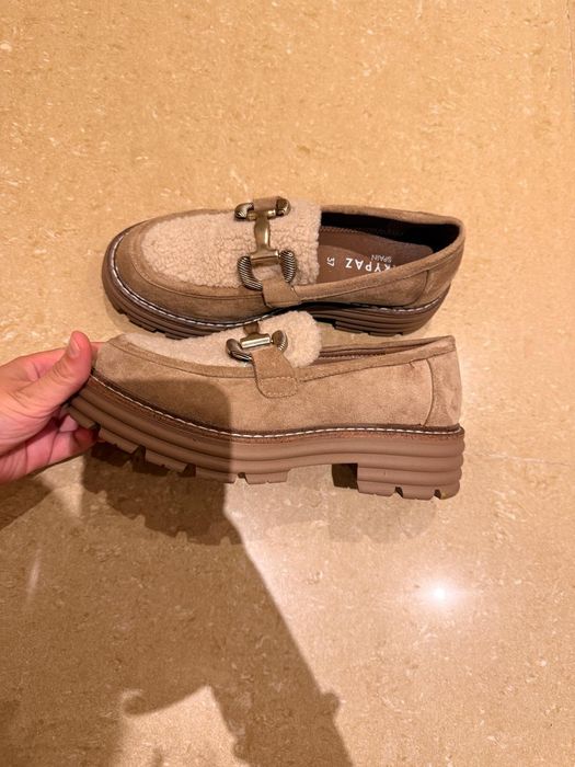 Sapatos mocassins de camurça