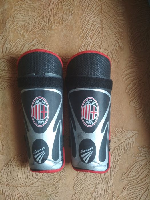 Щитки футбольные на ноги