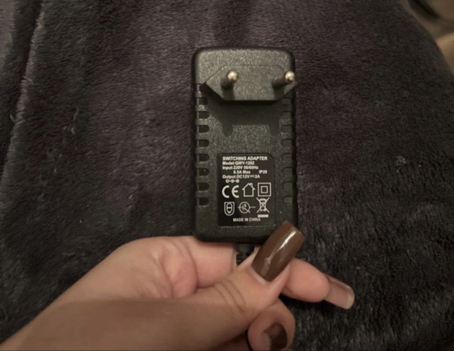 czarny masażer elektryczny do stóp i łydek