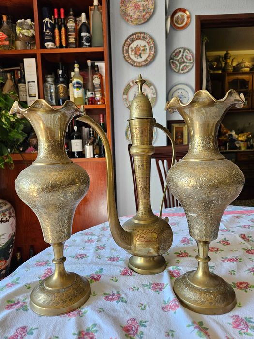2 Jarras e 1 Jarro em latão