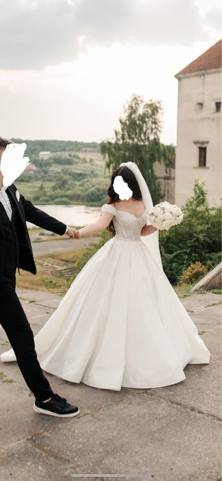 Весільна сукня зі шлейфом
