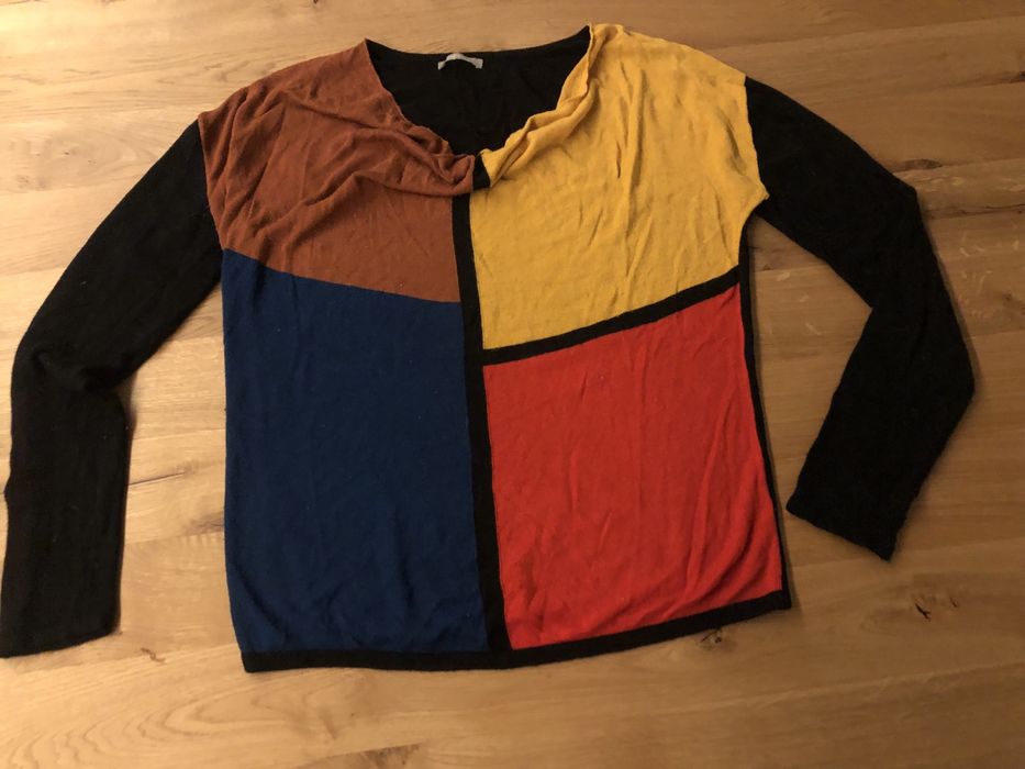 Camisola de varias cores a frente, atrás lisa , gola caida