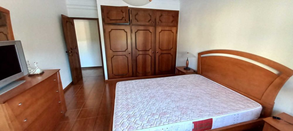 Conjunto de Quarto em Madeira