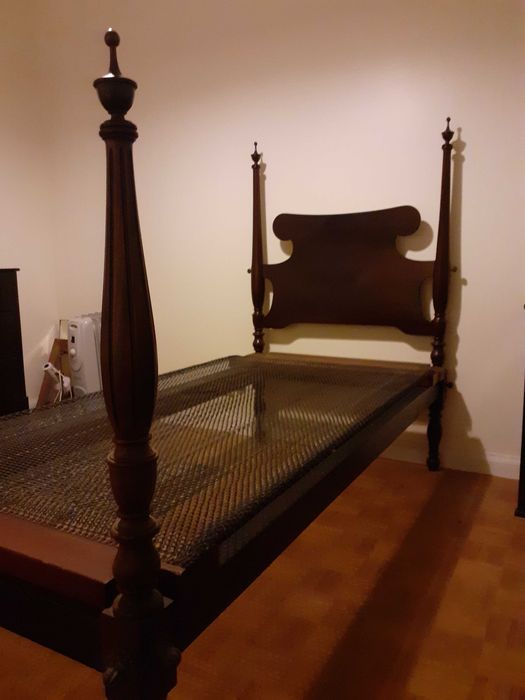 Cama de solteiro antiga