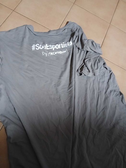 T shirt cinzenta da Decathlon, tecido elastico (tem uma pequena nodoa à frente que deverá sair lavando)
