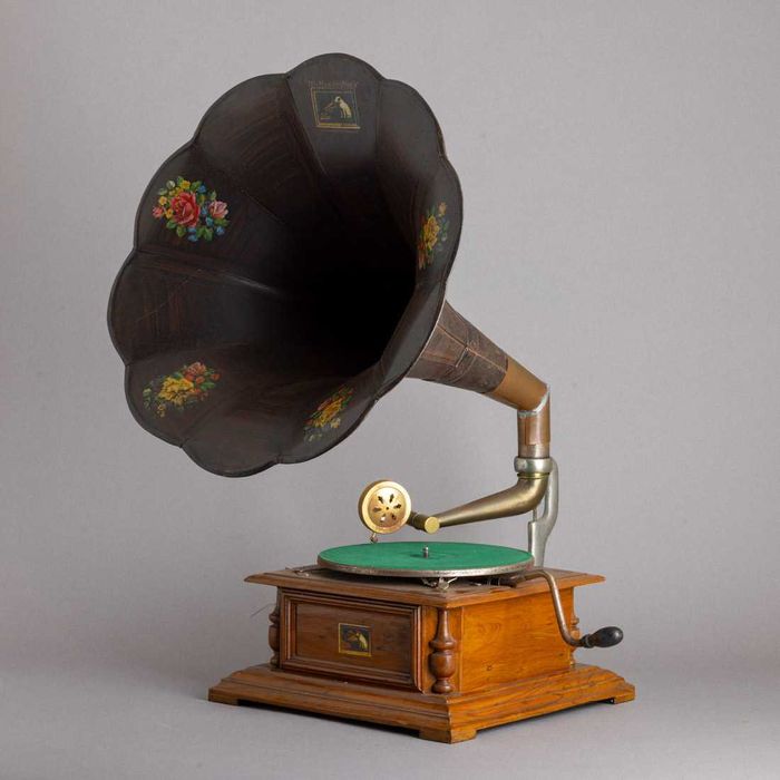 Gramofone com caixa em madeira