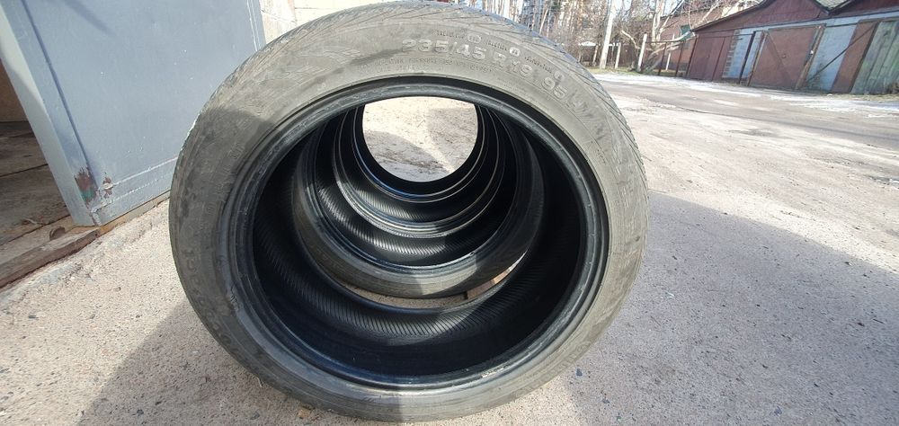 Комплект літніх Шин Continental 235/45 r19