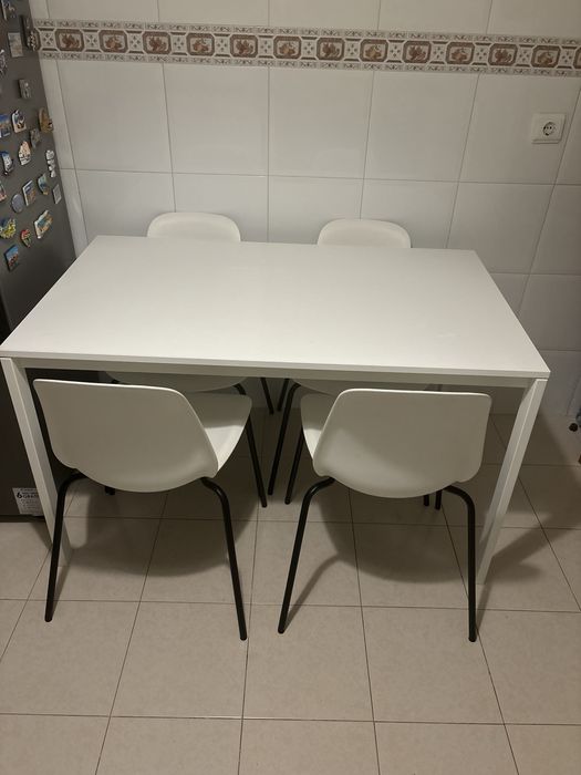 Mesa de cozinha branca