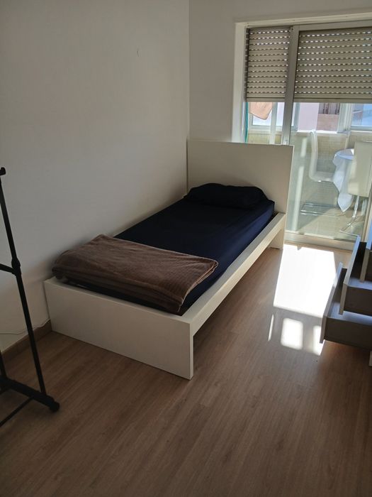 Quarto para arrendar em Almada.