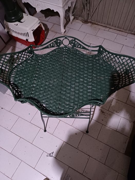 Mesa de chá em ferro e palhinha