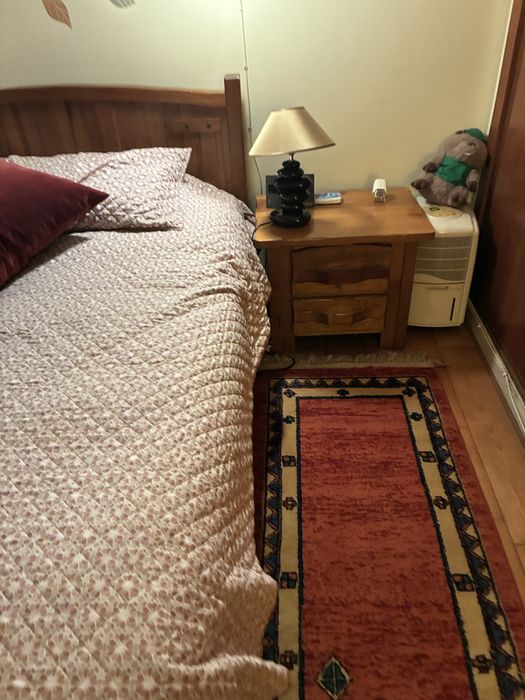 Quarto completo,  com cama de casal, duas meseas de cabeceira, comoda com espelho e  movel alto com gavetas. Praticamente novo em  madeira .