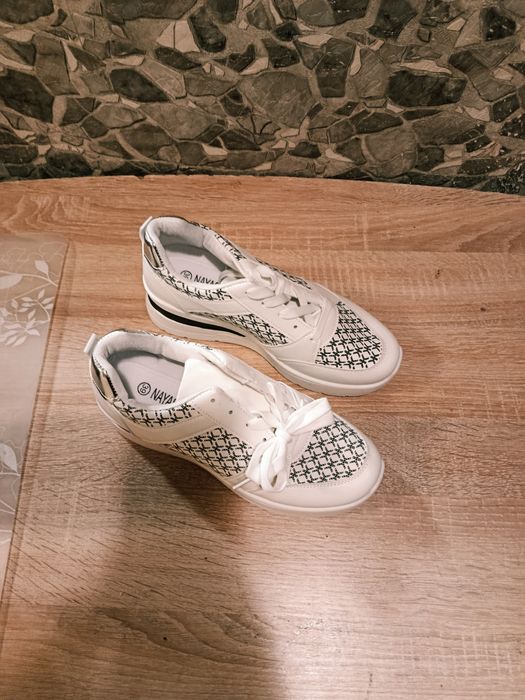 Продам кросівки жіночі