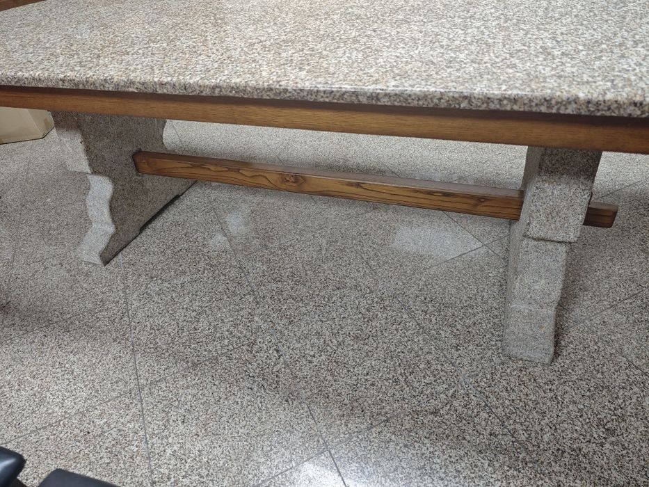 Conjunto  mesa em granito e carvalho maciço + 10 cadeiras madeira maciça 
A mesa e as cadeiras estão em bom estado de conservação. 
2000 € negociavel