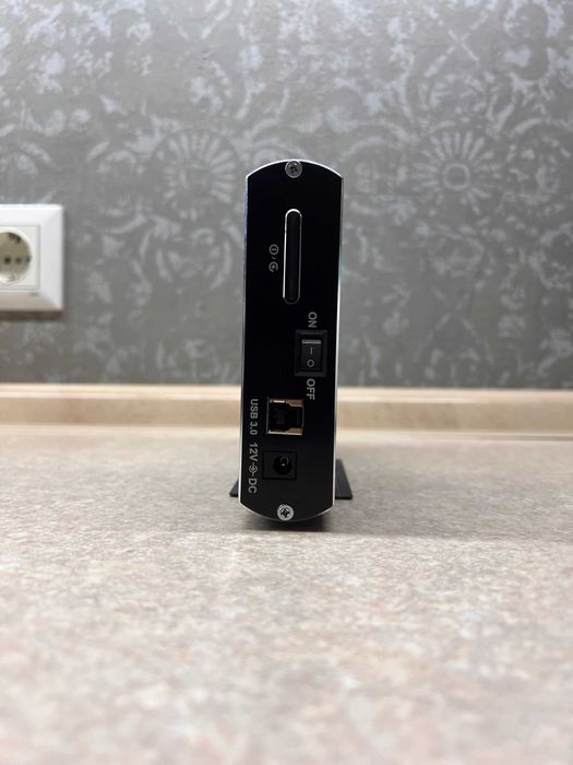 Продаю корпус з установленим HDD Hitachi на 3 ТБ