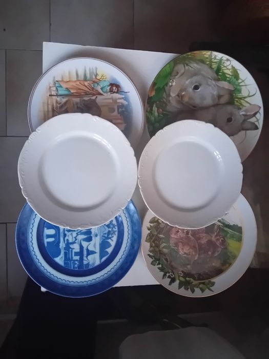 Vendo Conjunto de Pratos antigos em estado razoavel