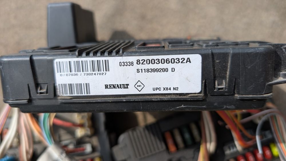 Блок запобіжників Рено Меган 2 , Сценік2