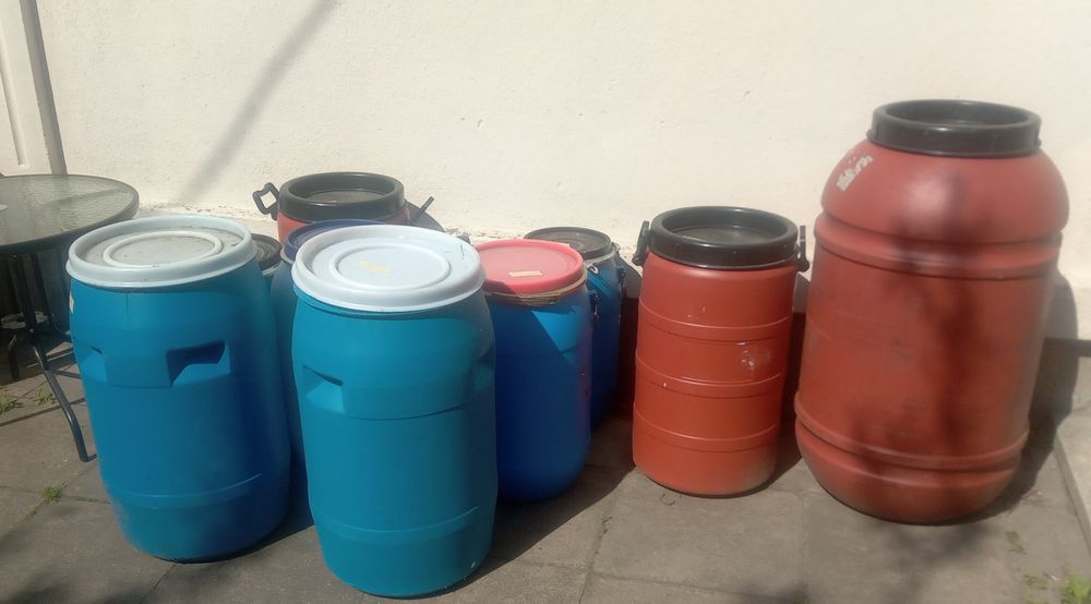 Beczki plastikowe pojemniki na kapustę ogorki ziarno miód deszczówkę